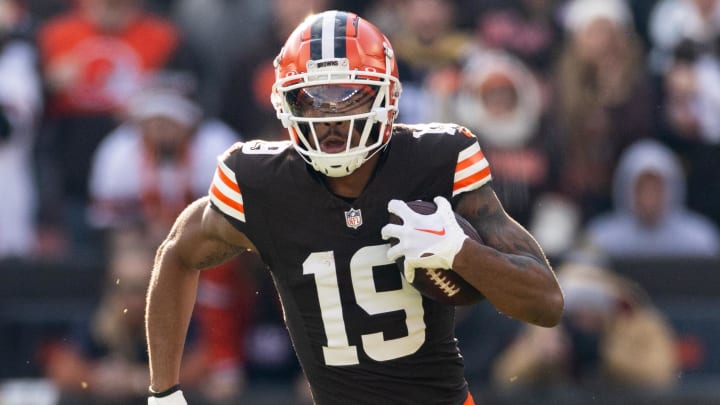 Nov 19, 2023; Cleveland, Ohio, USA; Cleveland Browns wide receiver Cedric Tillman (19) runs the ball against the Pittsburgh Steelers during the second quarter at Cleveland Browns Stadium. Mandatory Credit: Scott Galvin-USA TODAY Sports Nov 19, 2023; Cleveland, Ohio, USA; Cleveland Browns wide receiver Cedric Tillman (19) runs the ball against the Pittsburgh Steelers during the second quarter at Cleveland Browns Stadium. Mandatory Credit: Scott Galvin-USA TODAY Sports