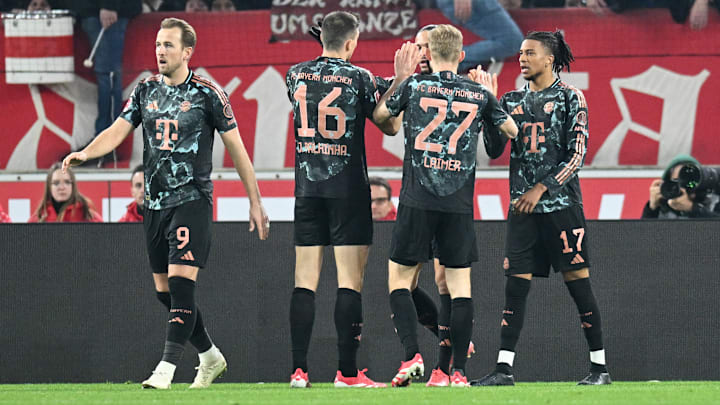 Die Bayern bejubeln den Ausgleichstreffer durch Michael Olise (rechts im Bild)