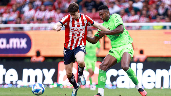 Liga BBVA MX Apertura 2024 Guadalajara vs FC Juarez: Armando Gonzalez fights for the ball with Moises Castillo