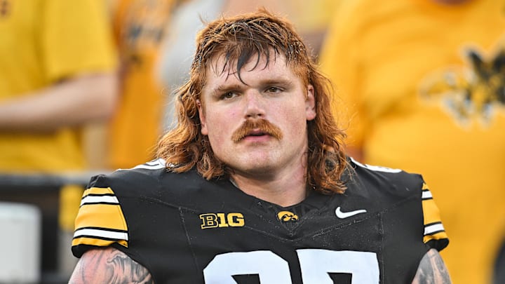 Iowa Hawkeyes offensive lineman Gennings Dunker