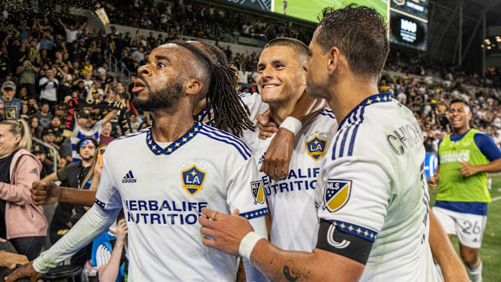 El francés Samuel Grandsir, del Galaxy, festeja su gol contra LAFC a lado del serbio Dejan Joveljic y el mexicano Javier Hernández.