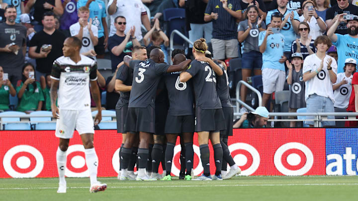 Jugadores de la MLS celebran un gol junto a Carlos Vela.