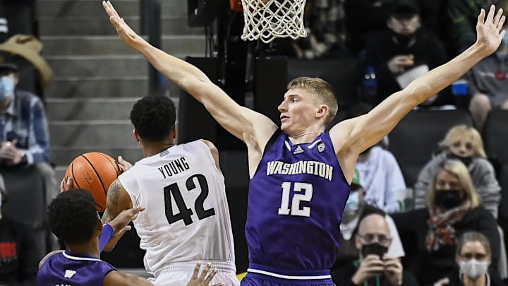 Jackson Grant tried to stop Oregon guard Jacob Young (42) in a 2022 game. 