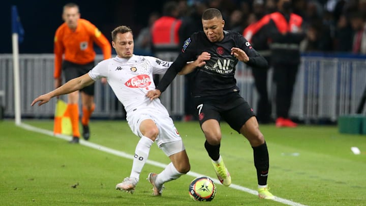 O PSG visita o Angers podendo garantir o título do Campeonato Francês. Mandantes querem se afastar do Z-3 da liga.