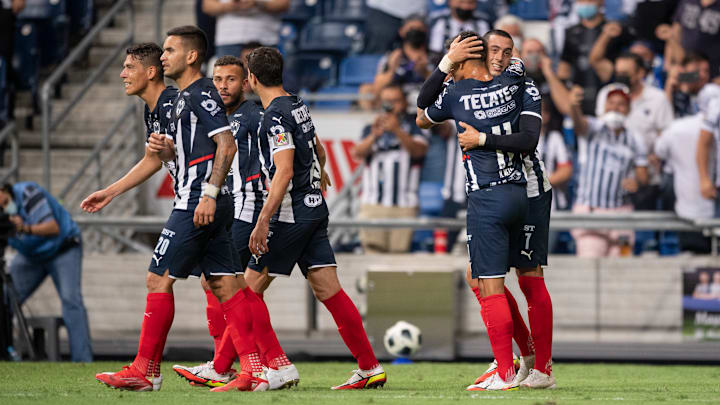 Jugadores de Rayados de Monterrey celebran un gol.