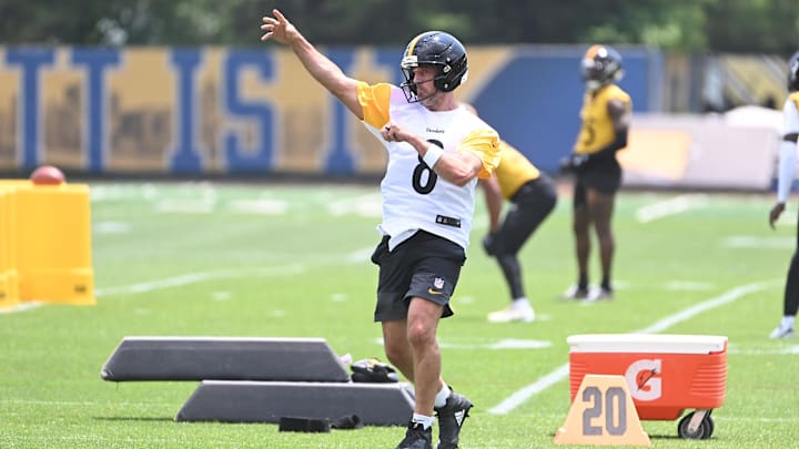 Jun 10, 2025; Pittsburgh, PA, USA;  Pittsburgh Steelers quarterback Aaron Rodgers (8) during minicamp at their South Side facility. Mandatory Credit: Philip G. Pavely-Imagn Images
