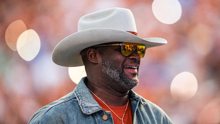 Nov 23, 2024; Austin, Texas, USA; Texas Longhorns former quarterback Vince Young takes the field during a timeout in the fourth quarter against the Kentucky Wildcats at Darrell K Royal Texas Memorial Stadium. Mandatory Credit: Sara Diggins/USA TODAY Network via Imagn Images Nov 23, 2024; Austin, Texas, USA; Texas Longhorns former quarterback Vince Young takes the field during a timeout in the fourth quarter against the Kentucky Wildcats at Darrell K Royal Texas Memorial Stadium. Mandatory Credit: Sara Diggins/USA TODAY Network via Imagn Images