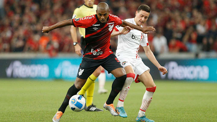 Athletico-PR tem gol e pênalti anulados pelo VAR e apenas empata com o Estudiantes.