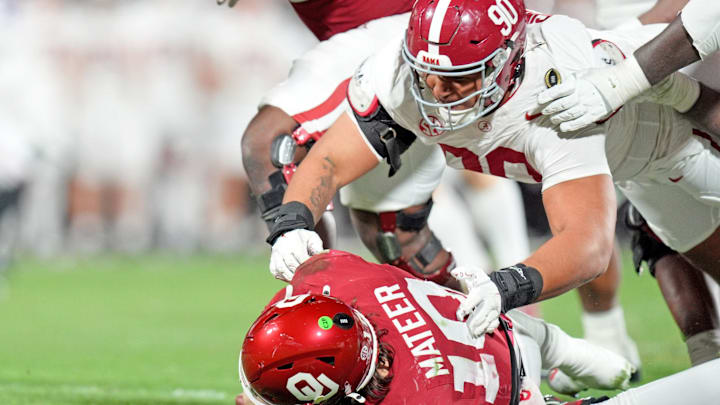 Alabama's London Simmons (90) sacks Oklahoma's John Mateer (10) during the College Football Playoff game between the University of Oklahoma Sooners (OU) and the Alabama Crimson Tide at the Gaylord Family – Oklahoma Memorial Stadium in Norman, Okla., Friday Dec. 19, 2025.