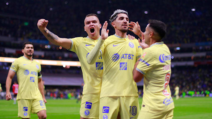 Jugadores del América celebran un gol.