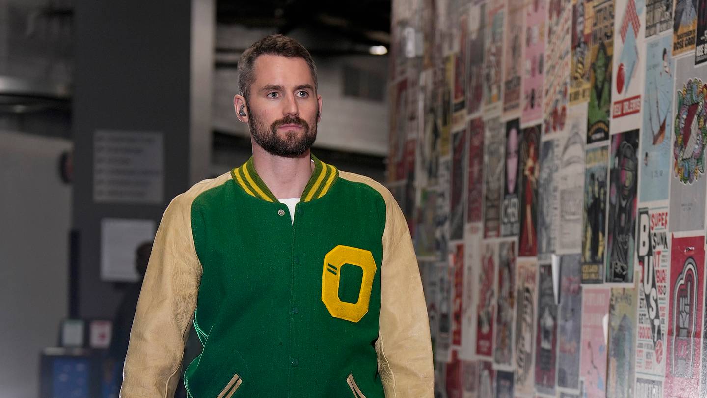 Kevin Love shows the Oregon Ducks some love in honor of his dad