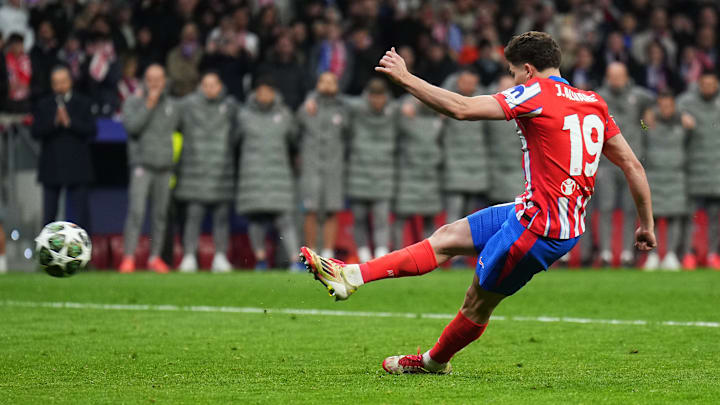 Julian Alvárez rutschte unfreiwillig in den Mittelpunkt.