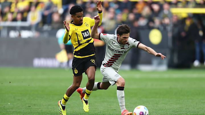 Ian Maatsen (l.) im Duell mit Jonas Hofmann (r.)