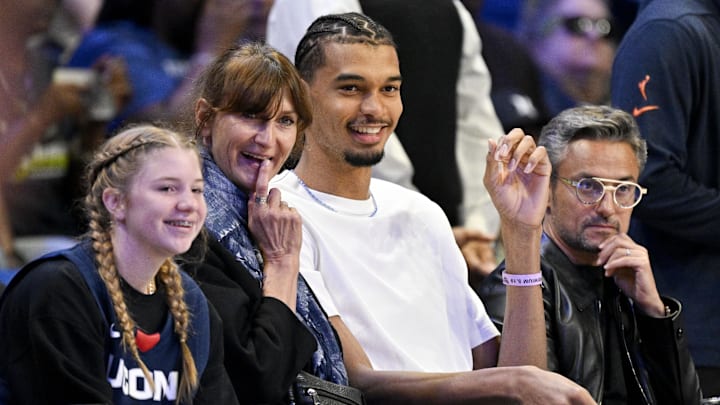 May 19, 2025; Arlington, Texas, USA; San Antonio Spurs forward Victor Wembanyama and his mother Elodie de Fautereau watch the game between the Dallas Wings and the Seattle Storm during the first half at College Park Center / Jerome Miron-Imagn Images May 19, 2025; Arlington, Texas, USA; San Antonio Spurs forward Victor Wembanyama and his mother Elodie de Fautereau watch the game between the Dallas Wings and the Seattle Storm during the first half at College Park Center / Jerome Miron-Imagn Images