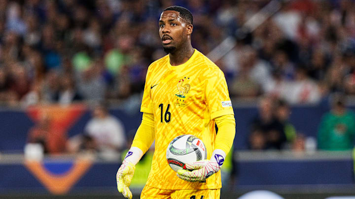 Mike Maignan pourrait rejoindre l'Angleterre.