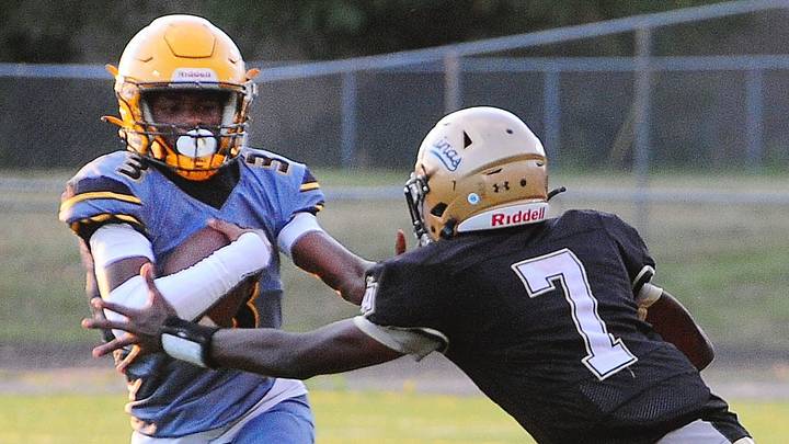 Quarterback J'Air Bell (3) of North High School (Ohio) competes against St. Thomas Aquinas during the 2025 season. Bell, 19, was shot and killed in an incident on Sunday. Quarterback J'Air Bell (3) of North High School (Ohio) competes against St. Thomas Aquinas during the 2025 season. Bell, 19, was shot and killed in an incident on Sunday.