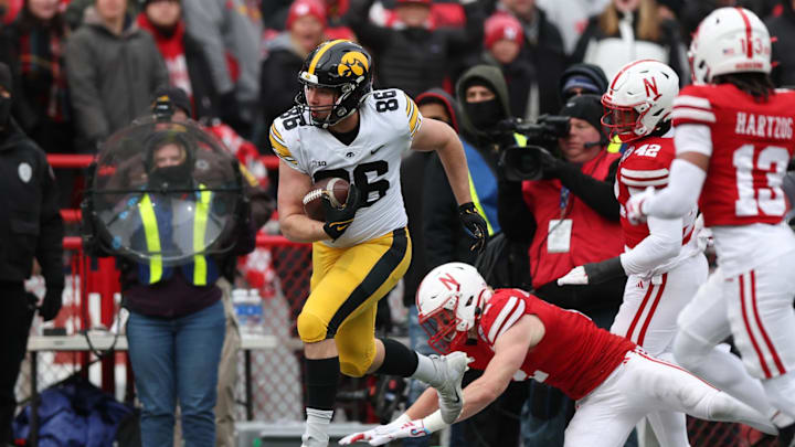 Nov 24, 2023; Lincoln, Nebraska, USA; Iowa Hawkeyes tight end Steven Stilianos (86) catches a pass against the Nebraska Cornhuskers at Memorial Stadium. Mandatory Credit: Reese Strickland-Imagn Images