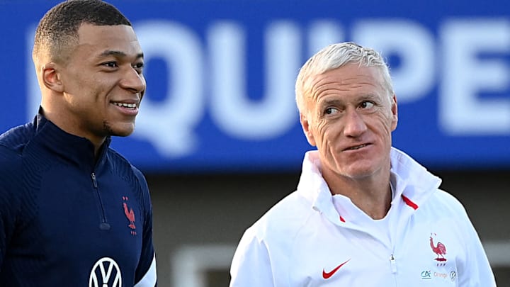 Didier Deschamps est heureux de voir Kylian Mbappé rester en Ligue 1. Didier Deschamps est heureux de voir Kylian Mbappé rester en Ligue 1.