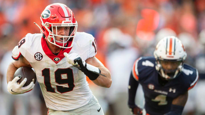 Georgia Bulldogs tight end Brock Bowers (19) runs the ball into the end zone after a catch for the