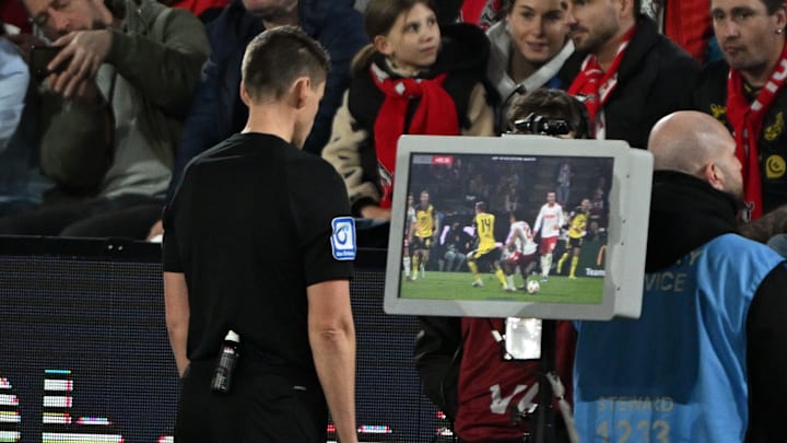 Daniel Siebert zückte nach VAR-Check Rot für Jahmai Simpson-Pusey