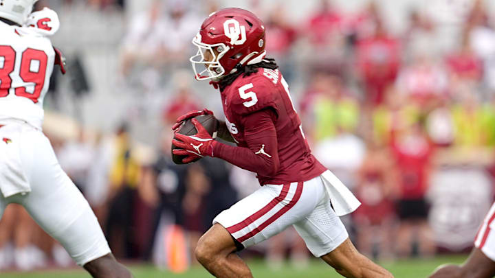 Oklahoma receiver Isaiah Sategna rushes with the ball against Illinois State.