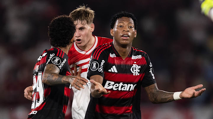 Plata foi expulso no jogo de ida contra o Estudiantes Plata foi expulso no jogo de ida contra o Estudiantes