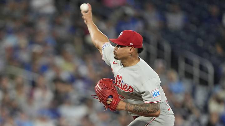Jhoan Duran throwing the ball 