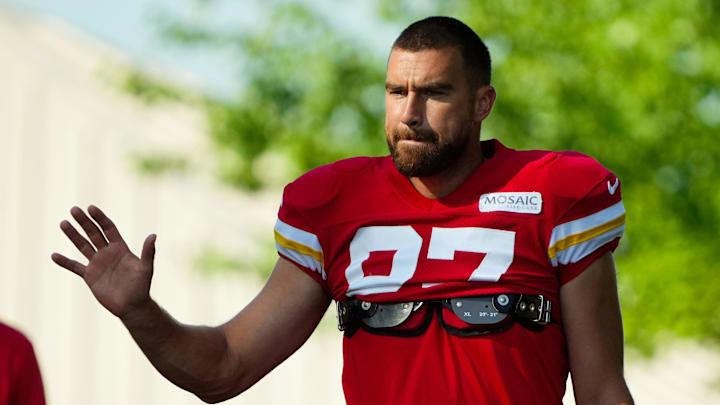 Jul 28, 2023; St. Joseph, MO, USA; Kansas City Chiefs tight end Travis Kelce (87) greets fans as he arrives prior to training camp at Missouri Western State University. Mandatory Credit: Jay Biggerstaff-Imagn Images Jul 28, 2023; St. Joseph, MO, USA; Kansas City Chiefs tight end Travis Kelce (87) greets fans as he arrives prior to training camp at Missouri Western State University. Mandatory Credit: Jay Biggerstaff-Imagn Images