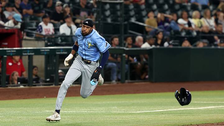 Chandler Simpson de los Tampa Bay Rays recorre la tercera base para anotar. Chandler Simpson de los Tampa Bay Rays recorre la tercera base para anotar.