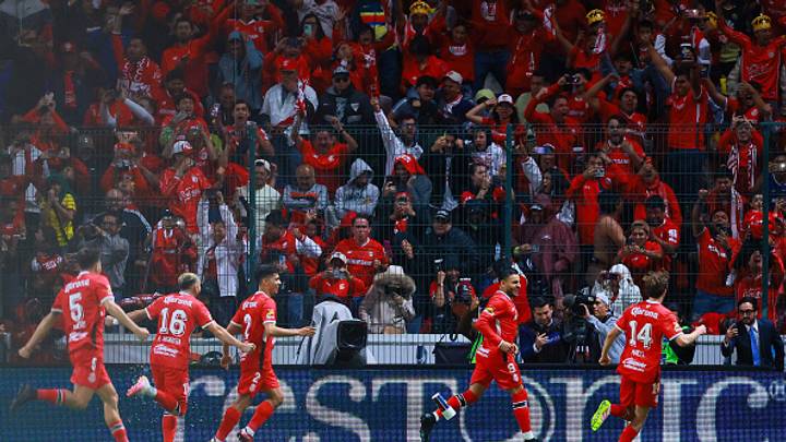 Alexis Vega celebra junto a sus compañeros y la tribuna el segundo tanto del Toluca. Alexis Vega celebra junto a sus compañeros y la tribuna el segundo tanto del Toluca.