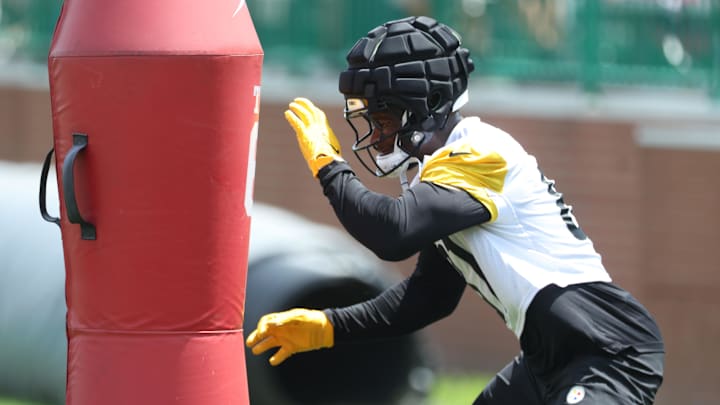 Jul 24, 2025; Latrobe, PA, USA;  Pittsburgh Steelers tight end Jonnu Smith (81) participates in drills during training camp at Saint Vincent College. Mandatory Credit: Charles LeClaire-Imagn Images
