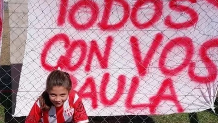 Paula con la bandera en su apoyo