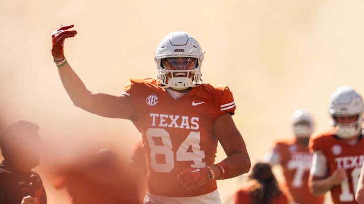 Texas Longhorns tight end Jordan Washington (84) hypes up the crowd before the Longhorns' game against the Florida Gators