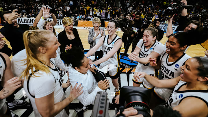 Hawkeyes celebrate March 30, 2024 win against Colorado. (Photo: hawkeyesports.com) Hawkeyes celebrate March 30, 2024 win against Colorado. (Photo: hawkeyesports.com)