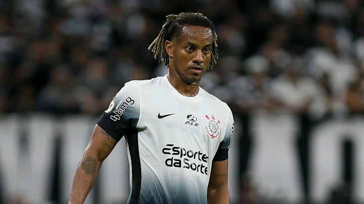 Carrillo renovou vínculo com o Timão