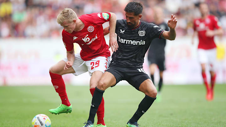 Jonathan Burkardt (l.) - hier im Zweikampf mit Kerem Demirbay - rechnet nicht mit einer Berufung für die WM in Katar. Jonathan Burkardt (l.) - hier im Zweikampf mit Kerem Demirbay - rechnet nicht mit einer Berufung für die WM in Katar.