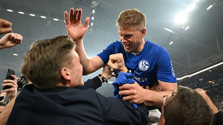 Simon Terodde beim erreichten Aufstieg Simon Terodde beim erreichten Aufstieg