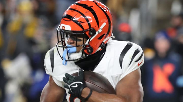 Jan 4, 2025; Pittsburgh, Pennsylvania, USA; Cincinnati Bengals running back Khalil Herbert (34) rushes the ball against the Pittsburgh Steelers during the third quarter at Acrisure Stadium. Mandatory Credit: Charles LeClaire-Imagn Images Jan 4, 2025; Pittsburgh, Pennsylvania, USA; Cincinnati Bengals running back Khalil Herbert (34) rushes the ball against the Pittsburgh Steelers during the third quarter at Acrisure Stadium. Mandatory Credit: Charles LeClaire-Imagn Images