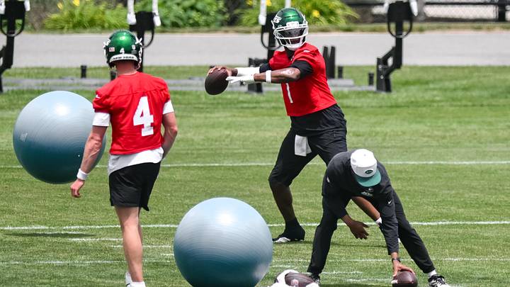 New York Jets quarterback Geno Smith (7) participates in a drill during minicamp at Atlantic Health Jets Training Center. New York Jets quarterback Geno Smith (7) participates in a drill during minicamp at Atlantic Health Jets Training Center.