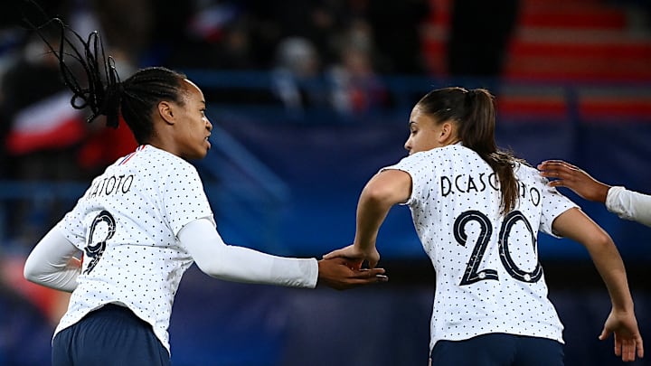 Les Bleues ont facilement battu le Cameroun (4-0). Les Bleues ont facilement battu le Cameroun (4-0).