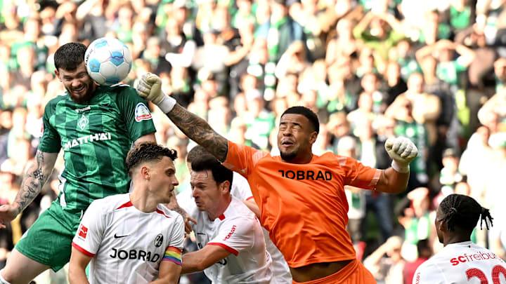 Oliver Burke bei einem Kopfballduell gegen den SC Freiburg