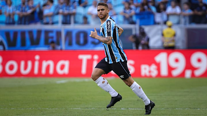Cuéllar em ação pelo Grêmio