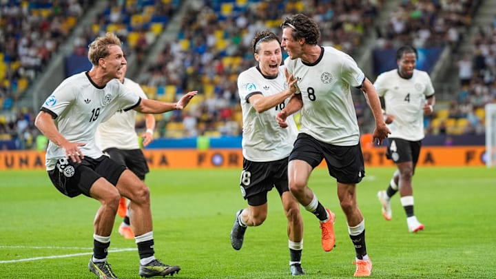 Merlin Röhl (r.) bejubelt seinen Siegtreffer gegen Italien