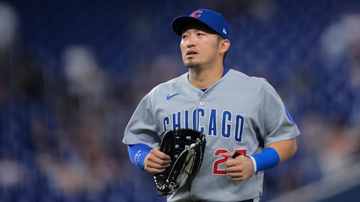 Suzuki's glove has two sayings on it, written in Japanese. 