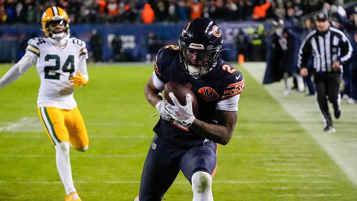 Chicago Bears WR DJ Moore catches a touchdown pass against the Green Bay Packers. Mandatory Credit: David Banks-Imagn Images