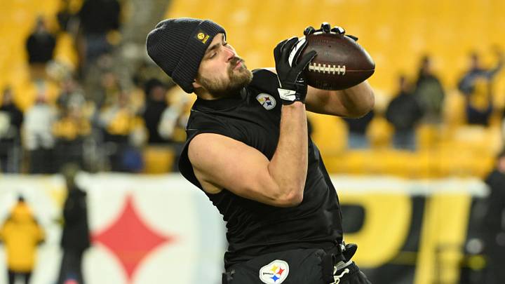 Pittsburgh Steelers tight end Pat Freiermuth (88) warms up for a game against the Miami Dolphins Pittsburgh Steelers tight end Pat Freiermuth (88) warms up for a game against the Miami Dolphins