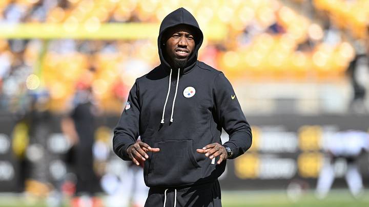 Pittsburgh Steelers cornerback Joey Porter Jr. watches warm-ups for a game against the Cincinnati Bengals at Acrisure Stadium. Mandatory Credit: Barry Reeger-Imagn Images Pittsburgh Steelers cornerback Joey Porter Jr. watches warm-ups for a game against the Cincinnati Bengals at Acrisure Stadium. Mandatory Credit: Barry Reeger-Imagn Images