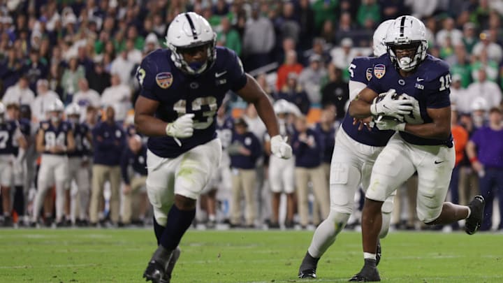 Penn State Nittany Lions running back Nicholas Singleton (10) runs for a touchdown against the Notre Dame Fighting Irish