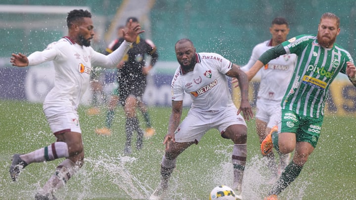 Juventude supera gramado encharcado, vence o Fluminense e deixa o Z-4 do Campeonato Brasileiro. Tricolor segue no meio da tabela. 
