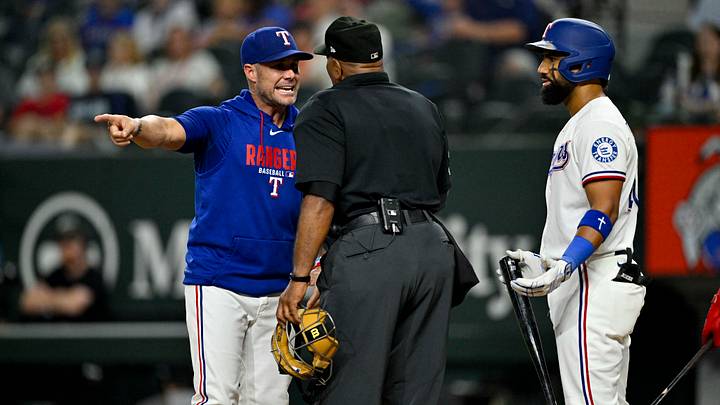 Texas Rangers shortstop Ezequiel Duran (20) and manager Skip Schumaker (55) argue a called strike with home plate umpire Laz Diaz. Credit: Jerome Miron-Imagn Images Texas Rangers shortstop Ezequiel Duran (20) and manager Skip Schumaker (55) argue a called strike with home plate umpire Laz Diaz. Credit: Jerome Miron-Imagn Images